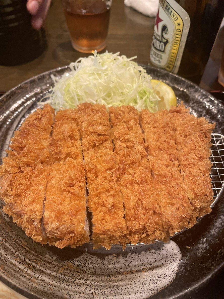 今日は昼にダイさんに武信に連れてってもらう。
人生のベスト豚カツ決定。ひと口目感動しすぎてうなだれてしまった。
人生で1番〜と言い、ちょい残しするトニー。常軌を逸してる。 https://t.co/seT1IzeW5l