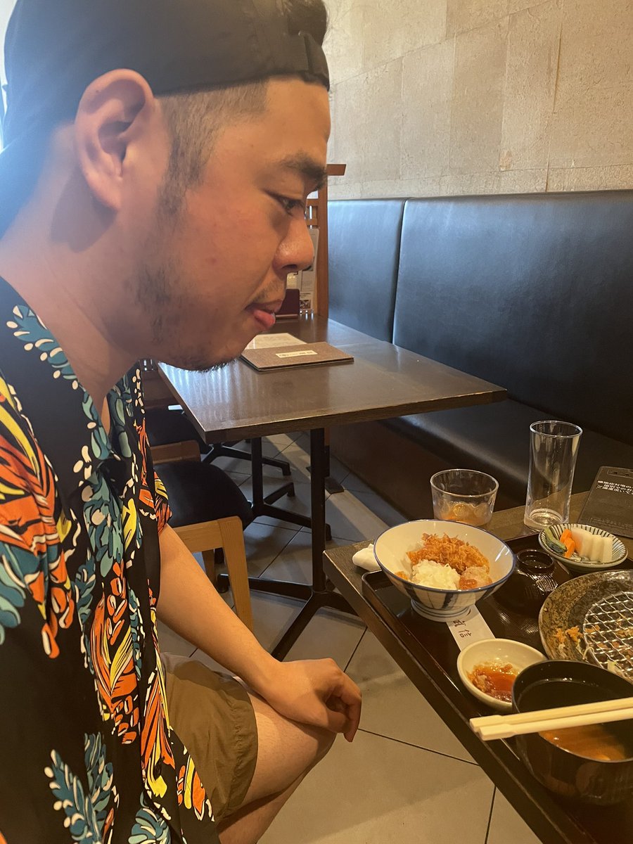 今日は昼にダイさんに武信に連れてってもらう。
人生のベスト豚カツ決定。ひと口目感動しすぎてうなだれてしまった。
人生で1番〜と言い、ちょい残しするトニー。常軌を逸してる。 https://t.co/seT1IzeW5l