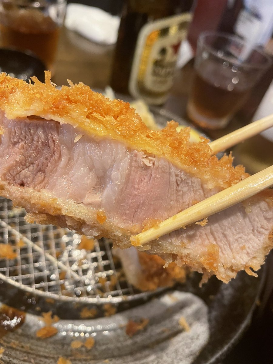 今日は昼にダイさんに武信に連れてってもらう。
人生のベスト豚カツ決定。ひと口目感動しすぎてうなだれてしまった。
人生で1番〜と言い、ちょい残しするトニー。常軌を逸してる。 https://t.co/seT1IzeW5l