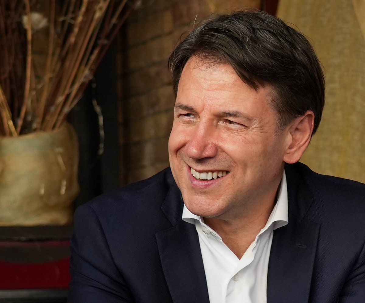 GiuseppeConteIT's tweet photo. Da anni il @Mov5Stelle si batte per introdurre, anche in Italia, il salario minimo legale. Una misura di dignità, uno strumento per combattere sfruttamento e precarietà chiesto a gran voce anche dalle 20mila persone scese in piazza con noi a Roma per dire #BastaVitePrecarie.
Questa battaglia - è questa la novità - non la combatteremo più da soli: dopo aver raggiunto un accordo con le altre forze di opposizione, nei prossimi giorni depositeremo alla Camera una proposta di legge unitaria che porterà la mia prima firma. Una proposta che vuole dare piena attuazione al principio fissato all’art 36 della nostra Carta costituzionale, secondo cui ogni lavoratore ha diritto a una retribuzione che garantisca a sé e alla propria famiglia un’esistenza libera e dignitosa. Vogliamo farlo dando più forza alla contrattazione collettiva e fissando una soglia minima di 9 euro lordi l’ora: la stessa inserita nei disegni di legge depositati in passato dal M5S.
Questo però vuole essere anche un messaggio che mandiamo con chiarezza al Governo: in un Paese dove circa il 12% dei lavoratori è povero, è assurdo opporsi ad una misura di dignità che già esiste in quasi tutta Europa.
Basta scuse e imbarazzanti ritrosie: da che parte sta il Governo? Dalla parte delle lavoratrici, dei lavoratori e della dignità oppure dalla parte dello sfruttamento e della precarietà?