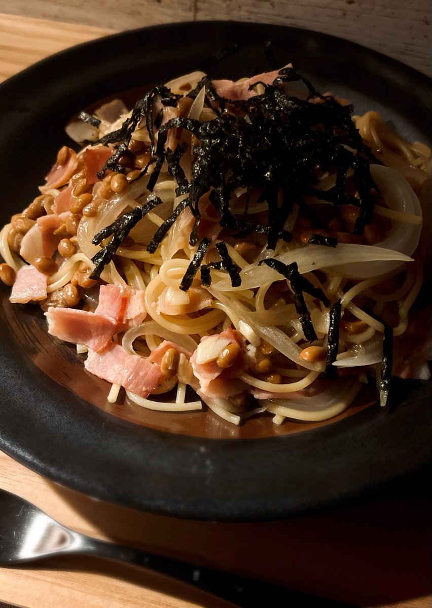 Na_6271's tweet photo. 納豆チャレンジの動画から納豆ペペロンチーノ！
ちゃんとペペロンチーノなのにしっかり和風でめちゃ美味しかった😋 大好きなトマトとナスの和風パスタといい勝負かも…甲乙つけがたい…

納豆24パック使い切りチャレンジ　#ひまメシ
https://t.co/pVUG3Ye9Km https://t.co/9gZrpGirsi