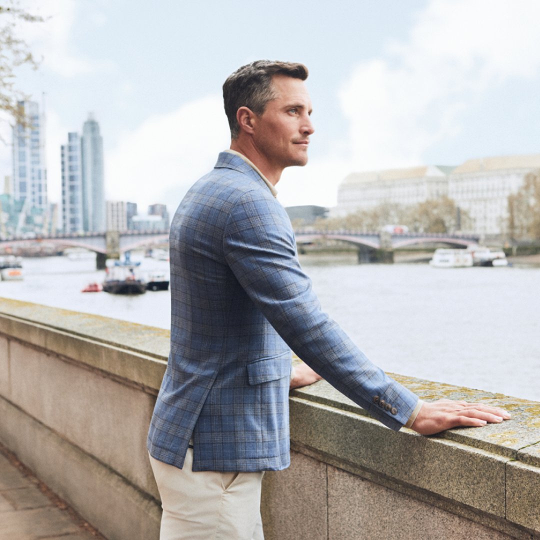 Detailed garments are presented in a distinct colour palette where blue stands at the centre, and shades of grey and mustard sit beautifully alongside. Touching upon the tones of the city and the season.
#HowToHackett
bit.ly/3NU4JCs