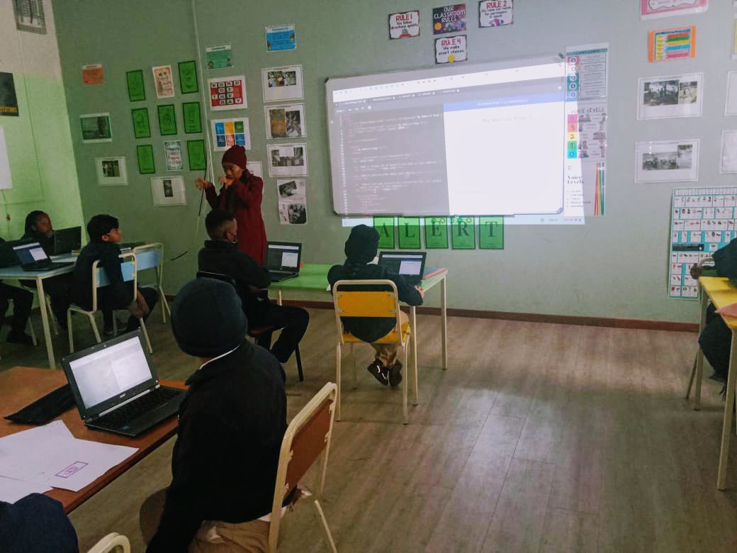 leesa_mary's tweet photo. Coding session in session 🥰🎥💻📉

Contributing towards a digitally literate generation!

Cc: @EdtechBridges

#AskAMan #YouthMonth2023 https://t.co/xD2K8NbKzX