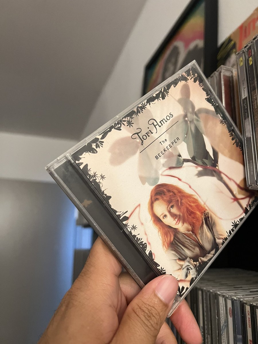 discowallflower's tweet photo. Something beautiful.
#ToriAmos πΉ
#TheBeekeeper π
#WorkFromHomeFriday βοΈ https://t.co/K0ieZBCqah