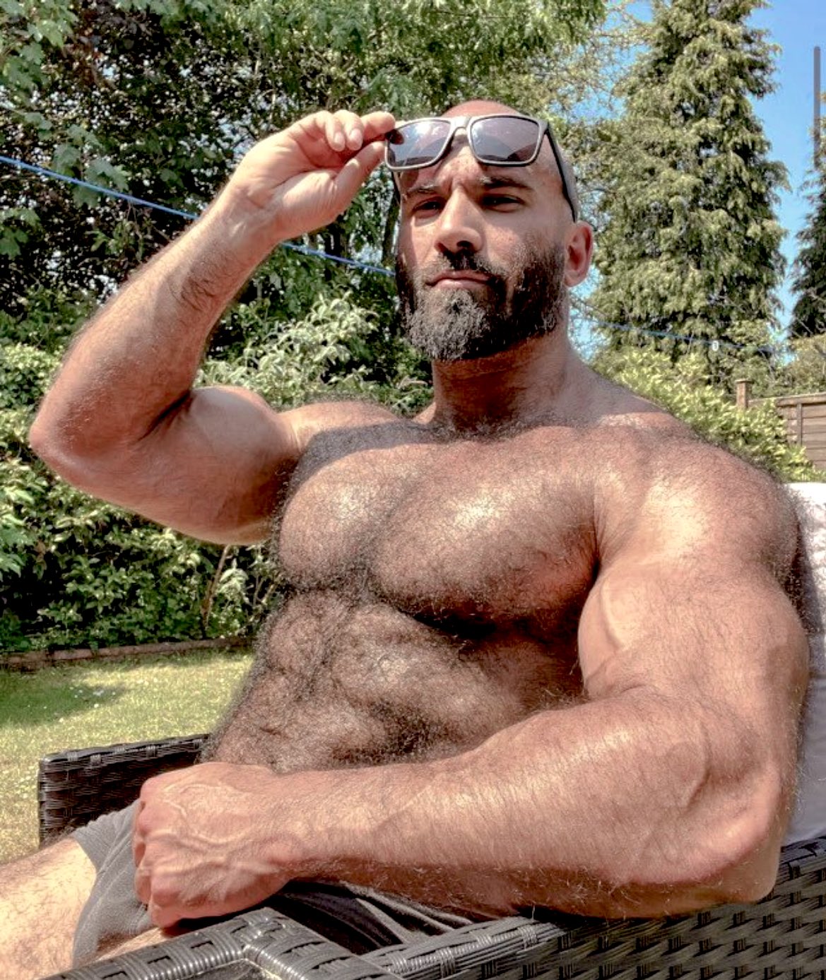 Hairy bodybuilder online