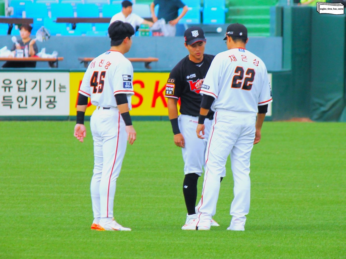 eagles_03's tweet photo. 셋이서 수다타임

#한화이글스 #이진영 #NO_45 #채은성 #NO_22 #KT위즈 #배정대 #NO_27 https://t.co/2d9ZFjYiNt