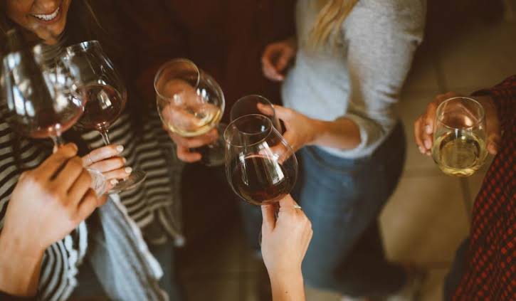 braindata_TH's tweet image. ร่างกายของผู้หญิง จะซึมซับแอลกอออล์ได้เร็วกว่าผู้ชาย ( เมาเร็วกว่า) แล้วยังมีโอกาสเป็นมะเร็งเต้านม ได้ง่ายกว่าคนที่ไม่ดื่มถึง 50% แถมยังกระดูกเปราะกว่ากันมาก เพราะเหล้าจะเข้าไปทำลายเนื้อกระดูก(bone mass) ของคุณ... 

ที่มา : Rethinking Drinking&quot; Reader&apos;&apos;s Digest, December 2001