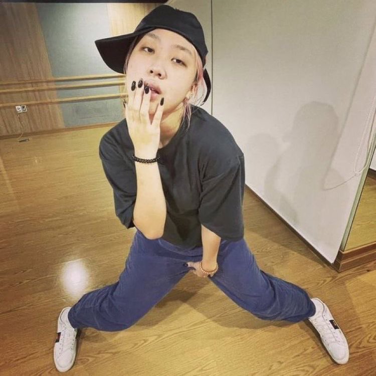 pangpairpang's tweet photo. 여름에 발레코어는 모르겠고
난 백수코어 입는다 https://t.co/HWYWzKLcMY