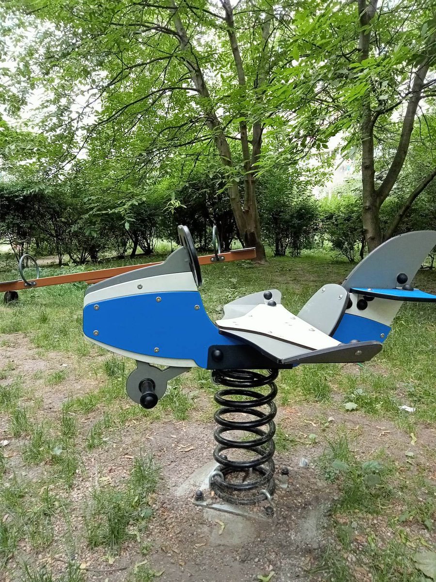 👉Z inicjatywy Rady Osiedla Gajowice przeprowadziliśmy drobne prace na podwórku przy 
ul. Lwowskiej. Przygotowaliśmy tam miejsce do zabaw dla dzieci🪁 oraz do odpoczynku dla okolicznych mieszkańców. 🌿