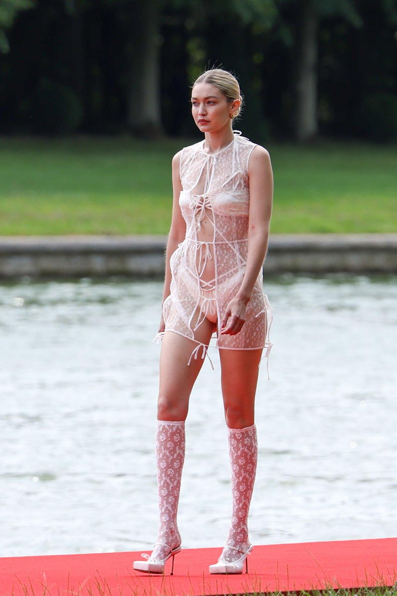 June 26, 2023: Gigi Hadid walking for Jacquemus "Le Chouchou" Fall 2023 Fashion Show at Chateau de Versailles in Versailles, France
📸: Pierre Suu/WireImage
myqueengigi.sosugary.com/thumbnails.php…