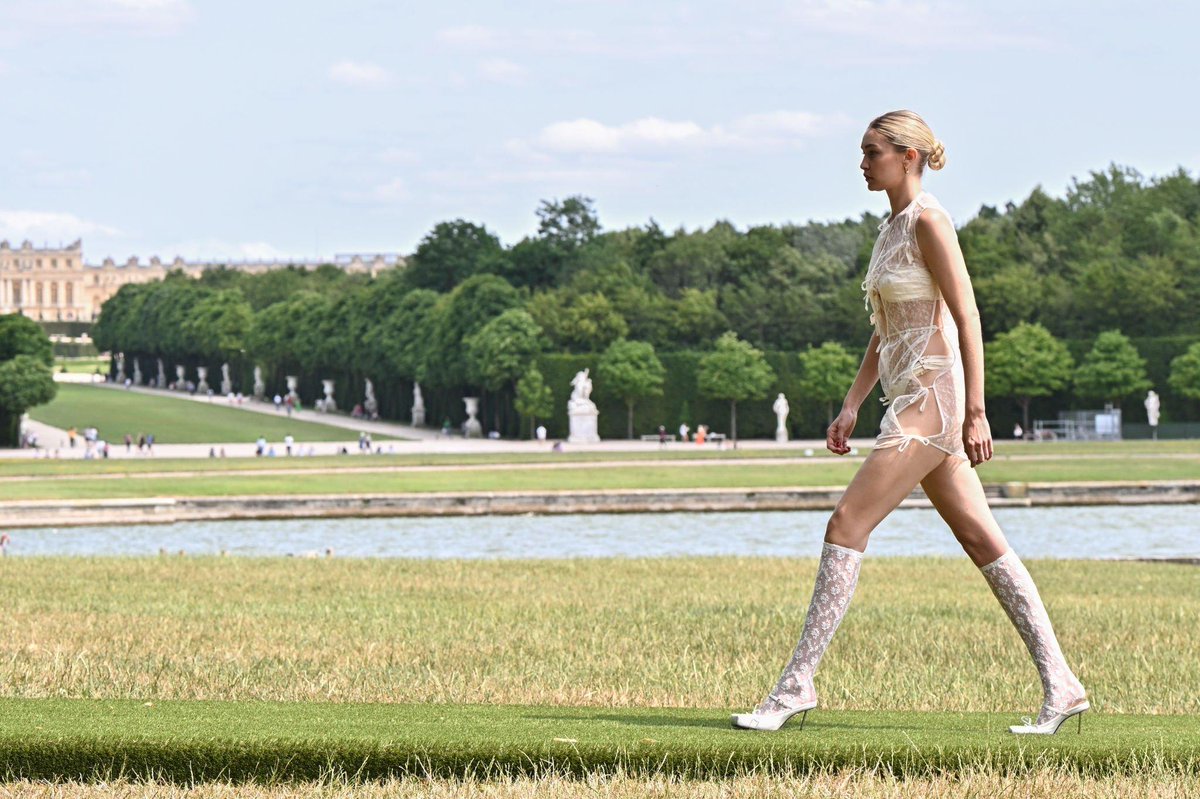 MyqueengigiIG's tweet photo. June 26, 2023: Gigi Hadid walking for Jacquemus "Le Chouchou" Fall 2023 Fashion Show at Chateau de Versailles in Versailles, France
📸: Stephane Cardinale - Corbis
https://t.co/TJpknm75nV https://t.co/vpMZawoJyX