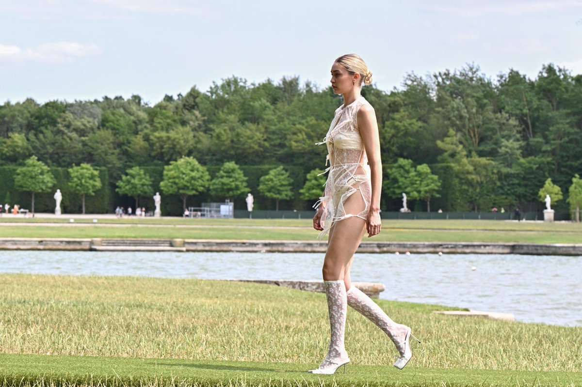 June 26, 2023: Gigi Hadid walking for Jacquemus "Le Chouchou" Fall 2023 Fashion Show at Chateau de Versailles in Versailles, France
📸: Stephane Cardinale - Corbis
myqueengigi.sosugary.com/thumbnails.php…