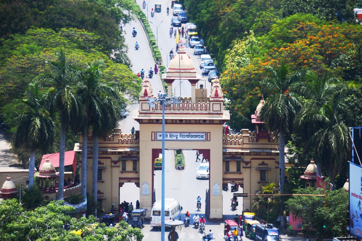 bhupro's tweet photo. #JobAlert 
#BanarasHinduUniversity is inviting online applications for teaching positions including Professor, Associate Professor &amp; Assistant Professor, in various departments across its Institutes, Faculties, &amp; constituent college. Details here 👇

https://t.co/hhXj2lXev7 https://t.co/SE4CFcccrn