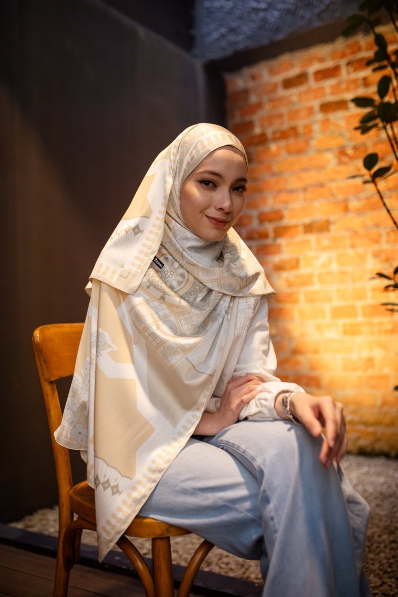 RT ❣️

Hi ladies! (also to fathers, husbands, brothers 👀) Madeena is now available on belhams.com/artistz/daisy-… 🥳

To all Singaporeans too, <a href="/belhamsdotcom/">BELHAMS</a> gotchu! You can own this piece of Madeena too ✨ 

Grab yours now!
