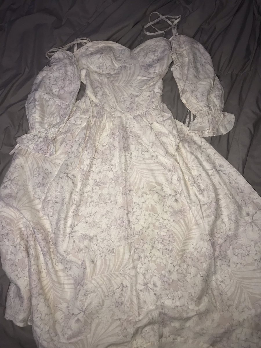 storyofnanaaa's tweet image. dress ini belum pernah ku pake, cuma aku cobain sekali aja, ini masih bagus dan worth it banget kok😭🙏🏻 aku beli dengan harga 449k aku jual 350k aja, aku bener bener butuh uang cepet untuk bayar UKT dan ASRAMA😭🙏🏻