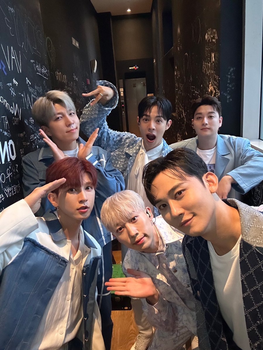 Laura 🍀🍯 🛋 🧡💛 tweet media