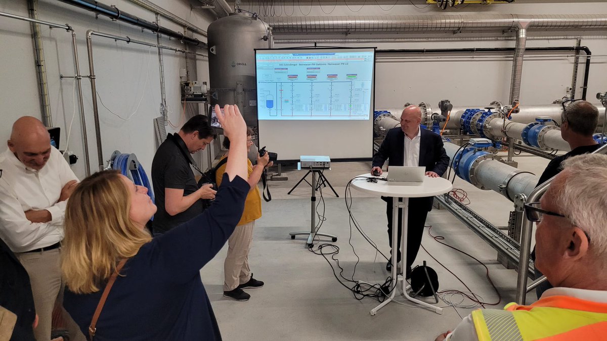 michaelbaumer's tweet image. Ein Klick am Laptop und die Wasserpumpe springt an! 
An einem Point de Presse durfte ich heute morgen die neue Direktverbindung zwischen der Limmat- und Glattzone starten. Am 30.9. gibts dann einen Tag der offenen Tür. Gratulation an die Wasserversorgung!  stadt-zuerich.ch/dib/de/index/w…