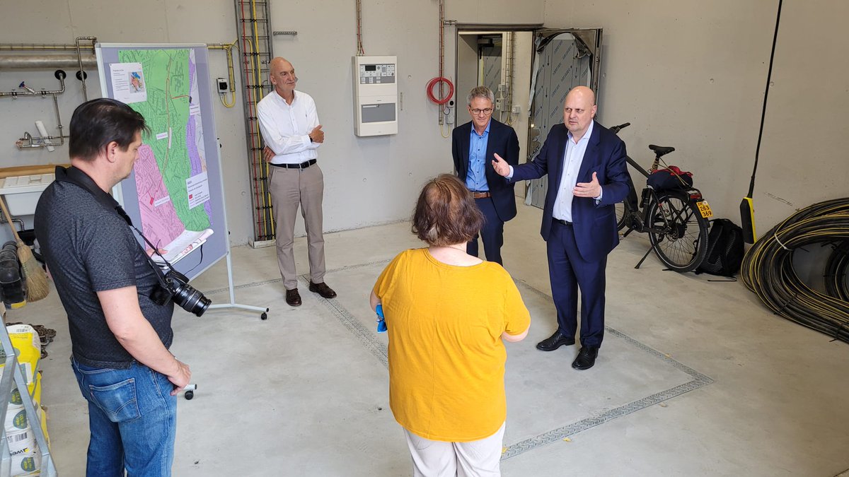 michaelbaumer's tweet image. Ein Klick am Laptop und die Wasserpumpe springt an! 
An einem Point de Presse durfte ich heute morgen die neue Direktverbindung zwischen der Limmat- und Glattzone starten. Am 30.9. gibts dann einen Tag der offenen Tür. Gratulation an die Wasserversorgung!  stadt-zuerich.ch/dib/de/index/w…