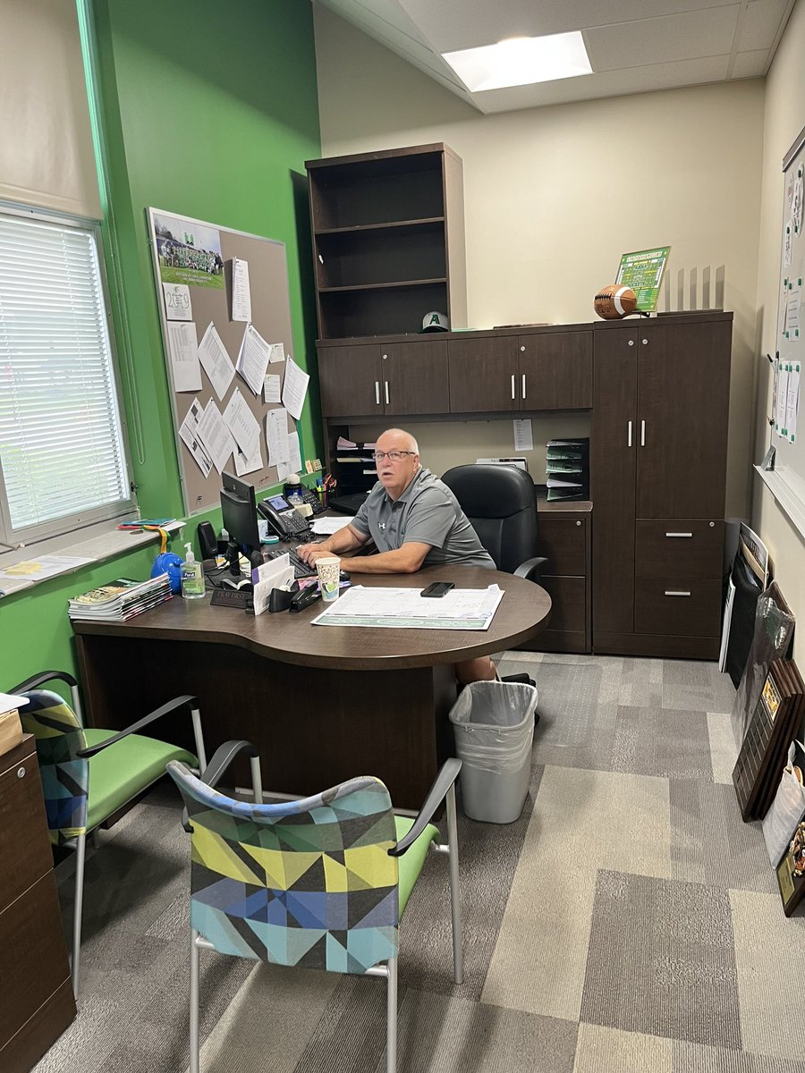 Anna_Principal's tweet photo. Thank you for 40 years!  Today Mr. Mike Muehlfeld will walk out of the building as an employee for the last time. He will forever be a Rocket!  Thank you Mike for all you have done for @AnnaAthletics, our school, and community!  Best wishes on your retirement! https://t.co/k1DGP8TJ1o
