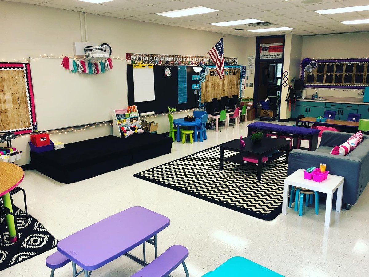 One of my all time favorite classroom setups 😍!  It was so homey 🏠 and comfortable. #flexibleseating #flexibleseatingclassroom #teachertwitter