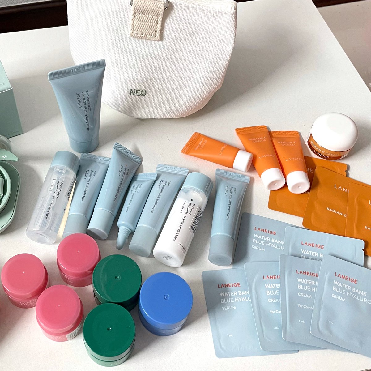 reviewchoey's tweet photo. ไม่เคยหยุด! Laneige เหมือนขายเอาสังคม555 แถมอลังการมาก แล้วเขาปรับสูตรคุชชั่นใหม่ มีจุดส้มกันพัฟหล่น เก๋อ่ะ เนื้อคุชชั่นดีกว่าเดิมมาก ปกปิดกริบกว่าเดิมแต่ไม่หนักหน้า บำรุงผิวในตัว ช่วยให้ผิวกระชับ เนียนขึ้น ดีเว่อมากก ระหว่างวันผิวโคตรสวยย ชอบบ https://t.co/7DQPZCH0qD