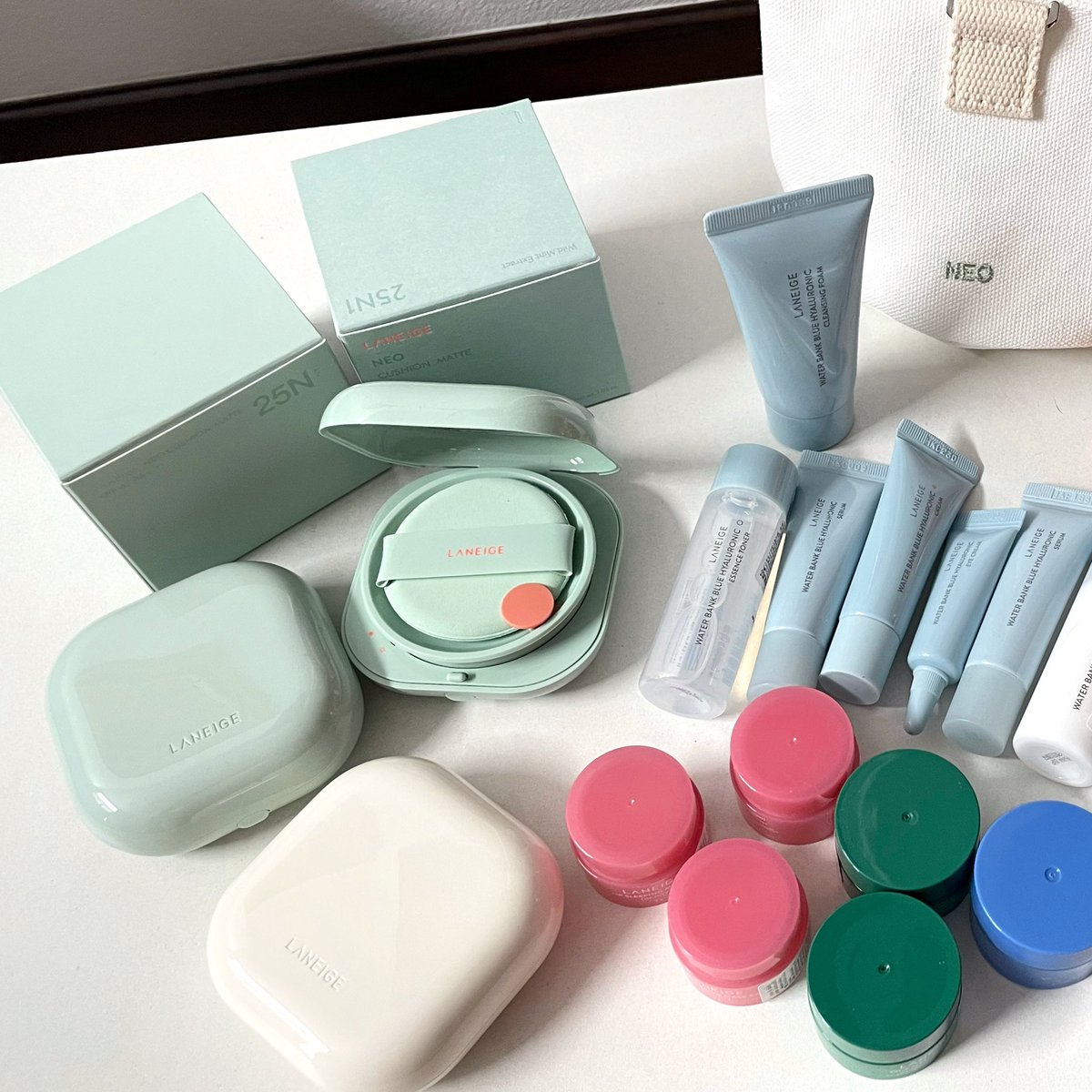 reviewchoey's tweet photo. ไม่เคยหยุด! Laneige เหมือนขายเอาสังคม555 แถมอลังการมาก แล้วเขาปรับสูตรคุชชั่นใหม่ มีจุดส้มกันพัฟหล่น เก๋อ่ะ เนื้อคุชชั่นดีกว่าเดิมมาก ปกปิดกริบกว่าเดิมแต่ไม่หนักหน้า บำรุงผิวในตัว ช่วยให้ผิวกระชับ เนียนขึ้น ดีเว่อมากก ระหว่างวันผิวโคตรสวยย ชอบบ https://t.co/7DQPZCH0qD