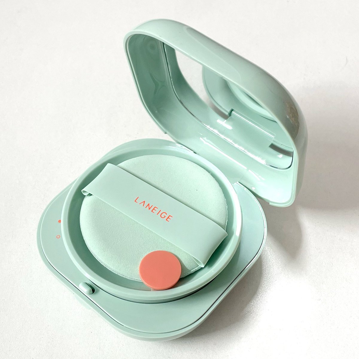 reviewchoey's tweet photo. ไม่เคยหยุด! Laneige เหมือนขายเอาสังคม555 แถมอลังการมาก แล้วเขาปรับสูตรคุชชั่นใหม่ มีจุดส้มกันพัฟหล่น เก๋อ่ะ เนื้อคุชชั่นดีกว่าเดิมมาก ปกปิดกริบกว่าเดิมแต่ไม่หนักหน้า บำรุงผิวในตัว ช่วยให้ผิวกระชับ เนียนขึ้น ดีเว่อมากก ระหว่างวันผิวโคตรสวยย ชอบบ https://t.co/7DQPZCH0qD