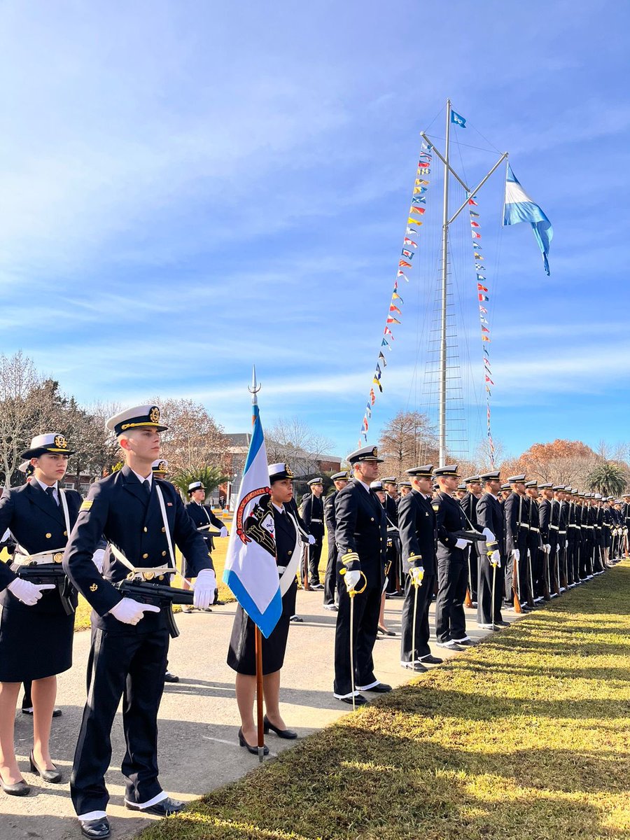 VickyVillarruel's tweet photo. Hoy es el 213 Aniversario de la Prefectura Naval Argentina. Agradezco la invitación a celebrarlo con ellos y envío un fuerte abrazo a los miembros de la Prefectura en su día. Cómo dice su lema “Valor y seguridad en costas y aguas”. https://t.co/cmAKIDxnnU