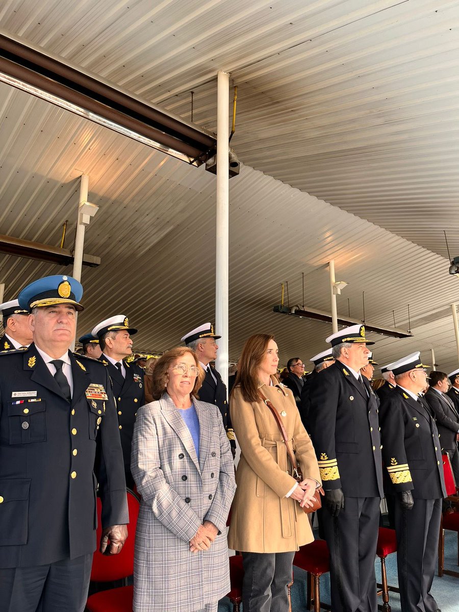 VickyVillarruel's tweet photo. Hoy es el 213 Aniversario de la Prefectura Naval Argentina. Agradezco la invitación a celebrarlo con ellos y envío un fuerte abrazo a los miembros de la Prefectura en su día. Cómo dice su lema “Valor y seguridad en costas y aguas”. https://t.co/cmAKIDxnnU