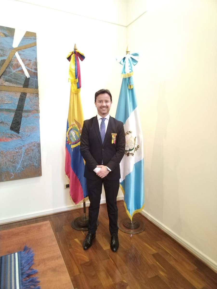 En reconocimiento a su trayectoria profesional en 🇬🇹 y por su gestión en beneficio de ciudadanos ecuatorianos que cumplen penas en este país, entregamos el reconocimiento como "Migrante Ecuatoriano Destacado" al Ing. Eduardo Costa. Felicitaciones👏🎖️