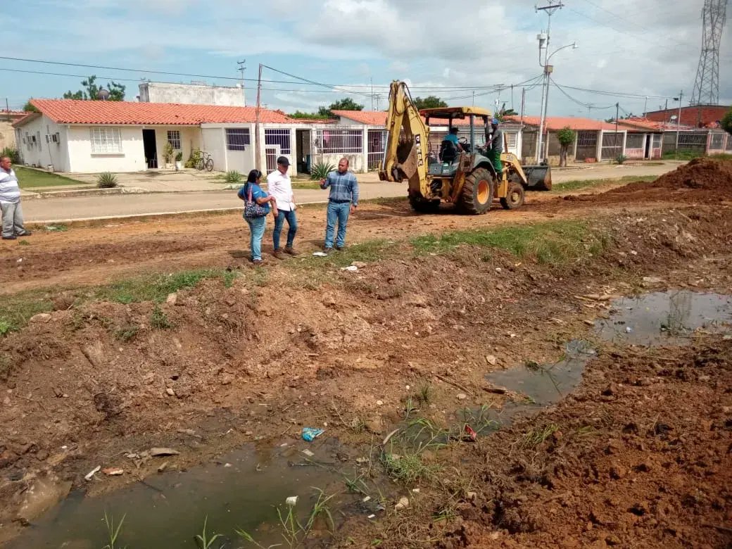 Seguimos activos con el plan de mantenimiento a los diferentes caños y drenajes, como medida preventiva ante las lluvias.

Continuamos con los trabajos de limpieza en el drenaje que está entre los sectores Nueva Venezuela y Adelis Molina, de la Parroquia Libertad.