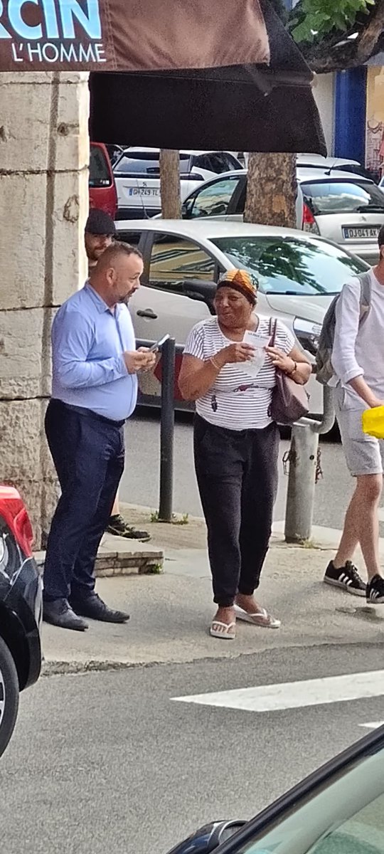 Tractage à Vienne dans l’Isère pour mettre en avant le programme de @MLP_officiel et du @RNational_off de @J_Bardella : pour la paix sociale : stop aux émeutes incontrôlées ! #Nanterre #RN #circo3808