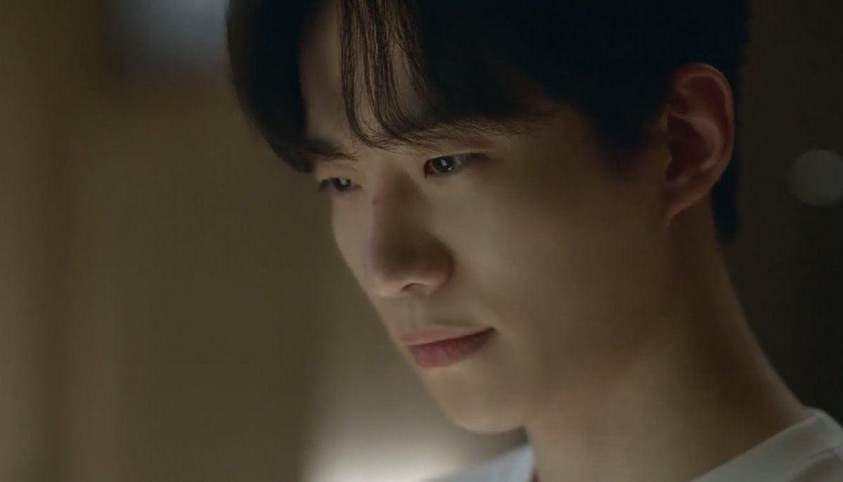 kenthusiastic10's tweet photo. I’m not opposed to a second season of #Celebrity, especially if it involves #Junho playing a main character. This final scene alludes to the possibility of Ah-ri dealing with a stalker or a new character who will become another victim of social media. #CelebrityEp12 #ParkGyuyoung https://t.co/Waus67Ckhe