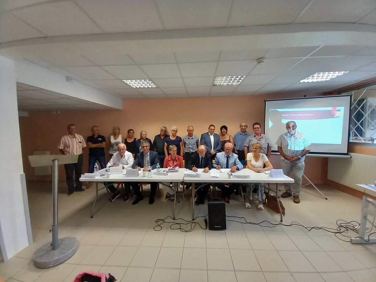 🔴 En direct de l'assemblée Générale de l'UMM
Après les votes unanimes des administrateurs, M. Haon et M. Mouly signent le traité de fusion entre l'UDSMA-Mutualité Française Aveyron et l'UMM, permettant de créer la Mutualité Française Aveyron.  #mutualitefrancaiseaveyron