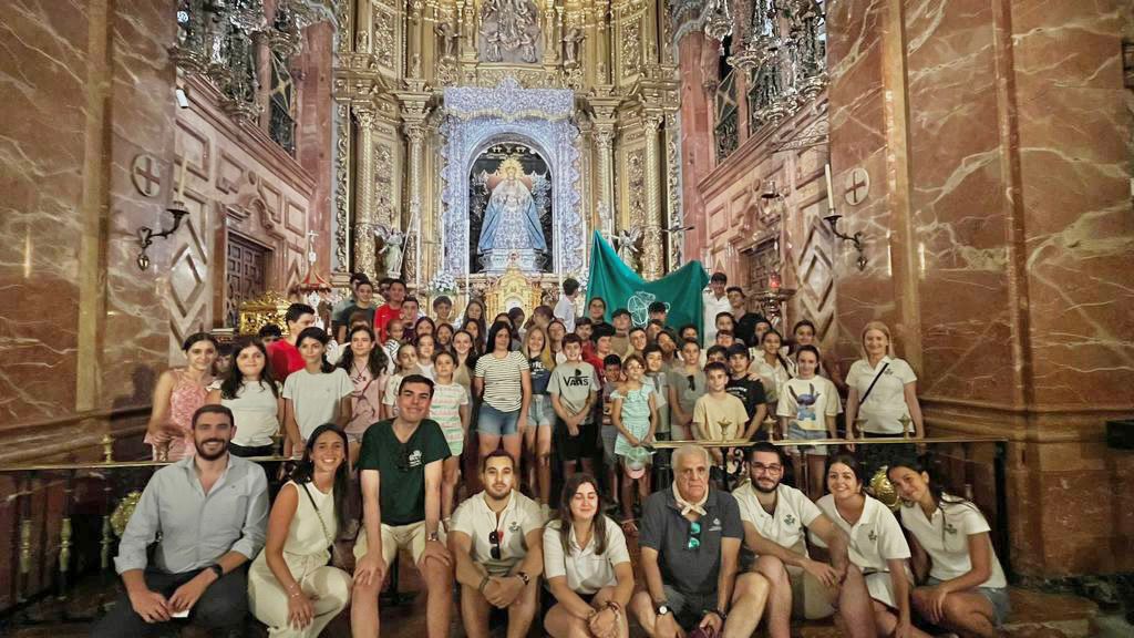 Tres días para la convivencia, la oración, la formación y la diversión en el campamento de verano de nuestra Hermandad. Y antes de partir hacia Benamahoma, nuestros hermanos participantes en el campamento se han encomendado al Señor y la Virgen. !Buen campamento a todos!