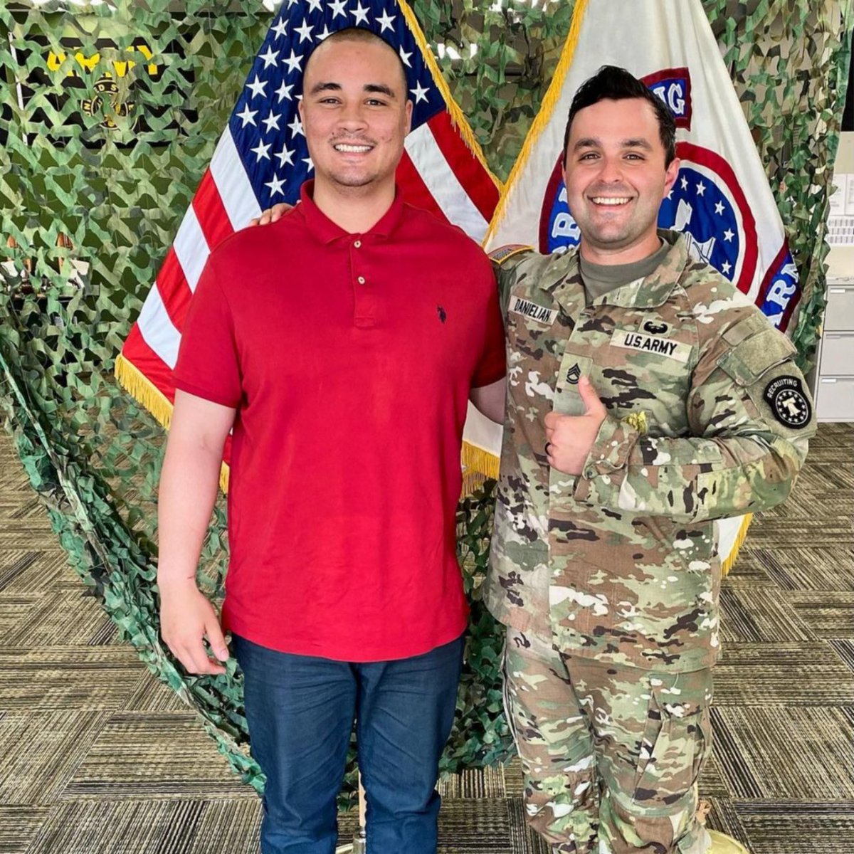 usarec's tweet photo. It's #FutureSoldierFriday! 
Congratulations to these #FutureSoldiers for their decisions to join the @usarmy!
#BeAllYouCanBe 
@TRADOC https://t.co/iZN6NdvqQR