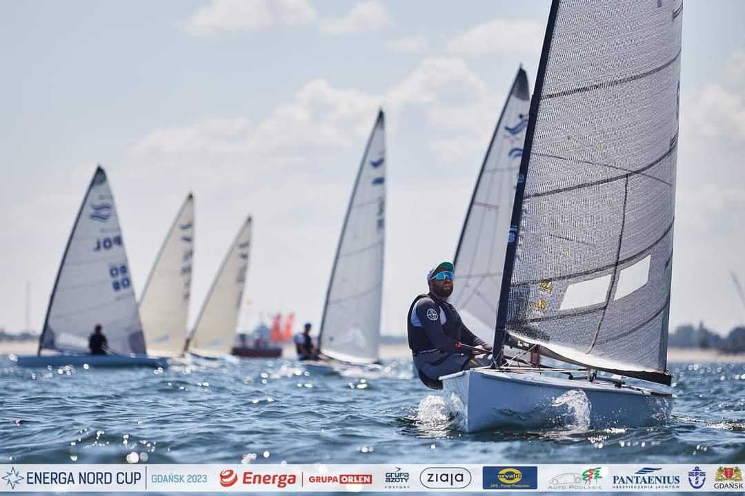 SailingLegia's tweet photo. Ciekawy przypadek, choć wcale nie odosobniony. Bartek Szydłowski, czołowy obecnie finnista Polski i/a nawet Europy. Rzucił wszystko (prawie) i nie pojechał wcale w Bieszczady, ale zaczął żeglować w barwach Żeglarskiej Legii. https://t.co/wS4FzajsEL
