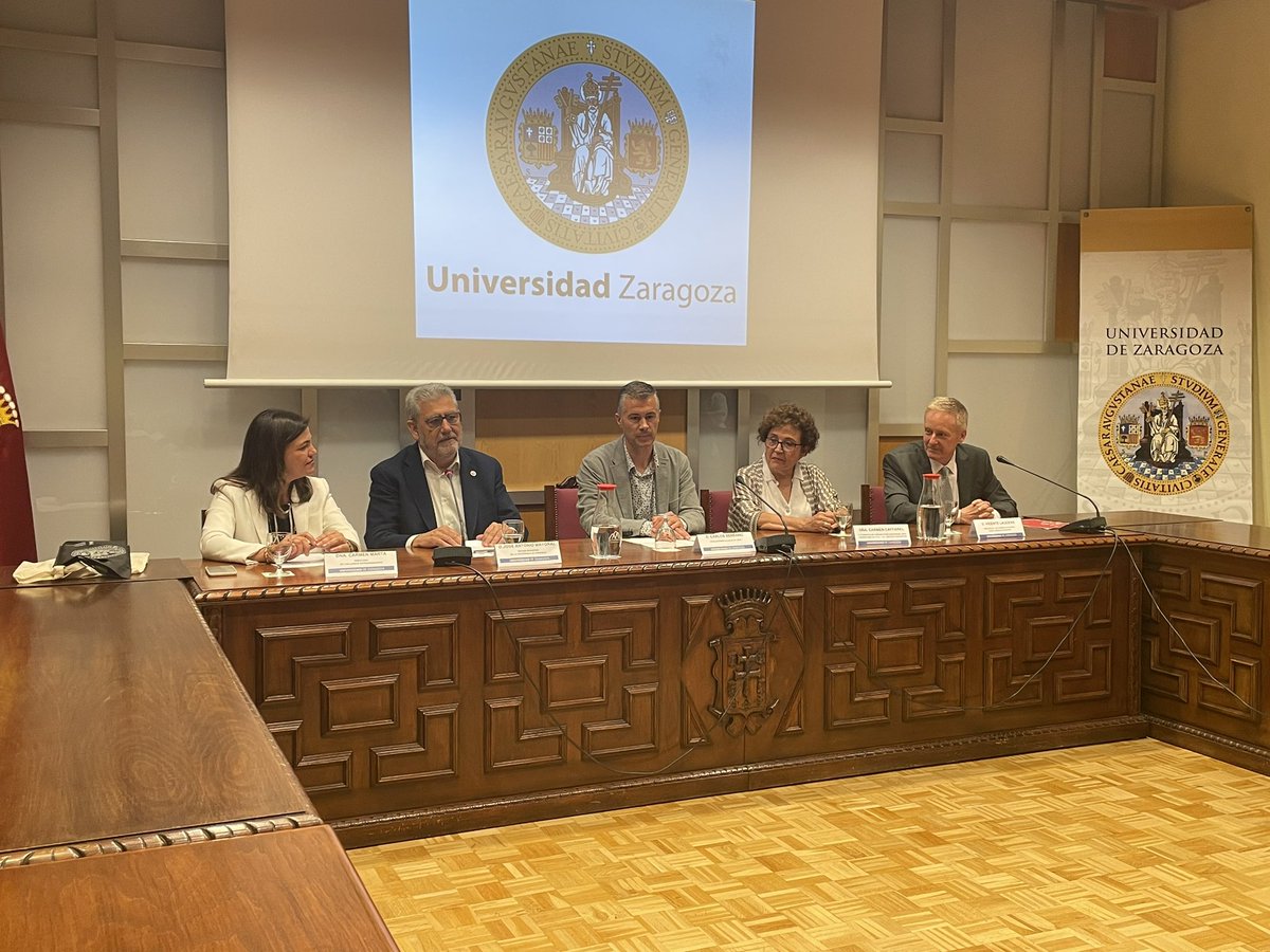 ☀️ ¡El rector de <a href="/unizar/">Universidad Zaragoza</a> inaugura los Cursos de #Verano 2023 en Jaca! 

🗣️ La Dir. de los Cursos Extraordinarios, Carmen Marta, ha presentado a la #ponente inaugural, Carmen Caffarel: “Una gran persona que se ha emocionado al recorrer los pasillos de la Residencia de Jaca,