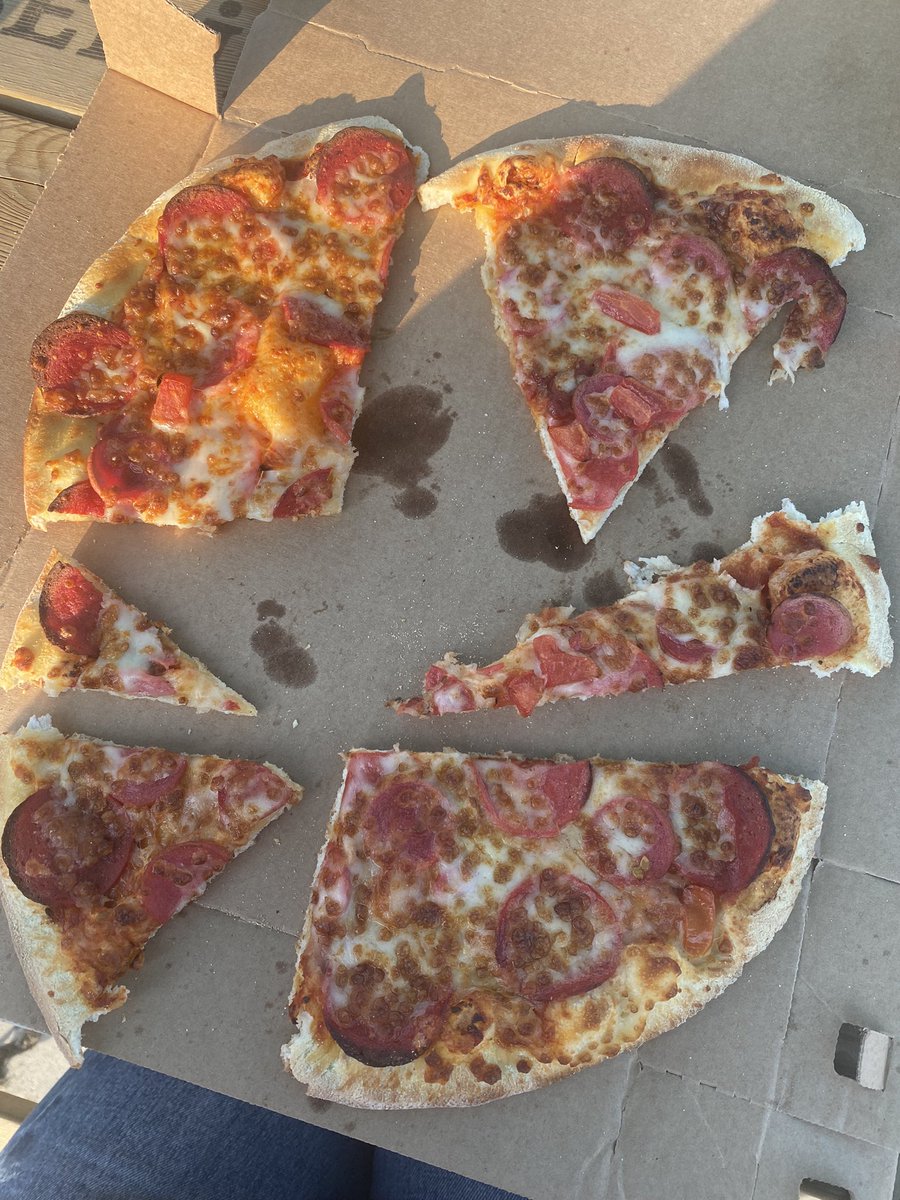 Ciddi soruyorum pizza böyle mi kesiliyor ? <a href="/DominosTR/">Domino's TR</a> <a href="/dominos/">Domino's Pizza</a>
