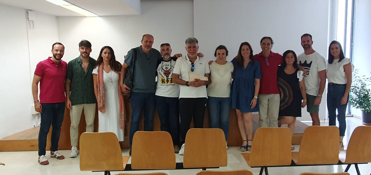 AyuntaCamas's tweet photo. 📚En el día de hoy se ha mantenido la última reunión del curso en relación a los centros educativos representandos por el colectivo de AMPAS y directores de los CEIPS.

Además se ha despedido D. José María Adame Fernández, director del CEIP El Carambolo.

#EducaciónCamas https://t.co/UojL1YkaeX
