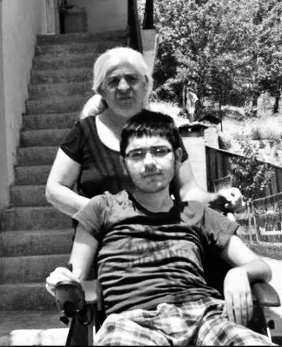 Soner Durmaz için..

3 yaşındayken kas erimesi hastalığına yakalanan ve 7 yıl sonra da yürüyemez hale gelen Soner Durmaz, 2015 yılında LYS’de 501 puan alarak Dersim birincisi olarak ODTÜ bilgisayar mühendisliğini kazanmıştı.
Ankara'ya taşınması ve tedavisi için yardım kampanyası