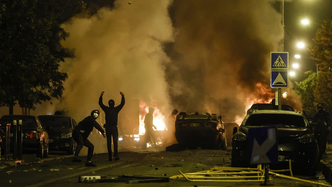 Europhobe's tweet photo. #emeutes : Un honnête citoyen qui arbore un drapeau tricolore risque une amende de 135 €. En prime, on va lui coller une étiquette de facho. Criminalisation des classes populaires, ambigüité face aux voyous. Les européistes ont conclu un pacte faustien pour détruire la Nation. https://t.co/ViK6JKUuMa