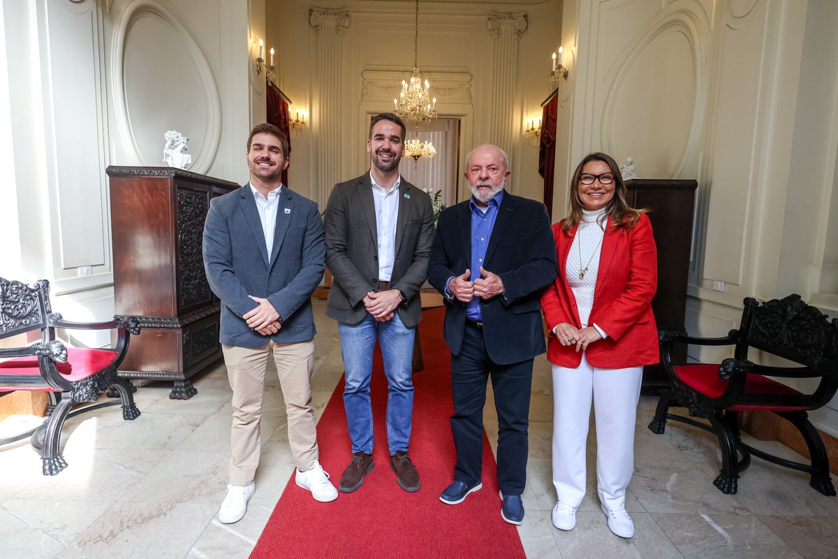 EduardoLeite_'s tweet photo. Eu e o Thalis recebemos @LulaOficial e @JanjaLula para almoço no Palácio Piratini com ex-governadores gaúchos e nossas equipes. Vamos conversar sobre projetos e soluções para o Rio Grande do Sul e o Brasil. Temos o dever de trabalhar em parceria pela população que vive aqui! https://t.co/4pKodHTpqm