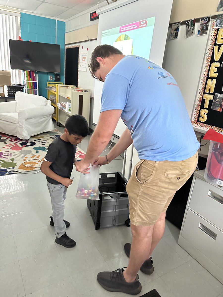 PotterLibMed's tweet photo. Our Summer Scholars had a great time with the MyOn Street Team, reading playing games, winning prizes and learning more about MyOn! @PotterEagles @PotterLibMed @ReadonmyON @hubofschool #SummerReading #ReadOnMyOn https://t.co/qv5Epm9yso