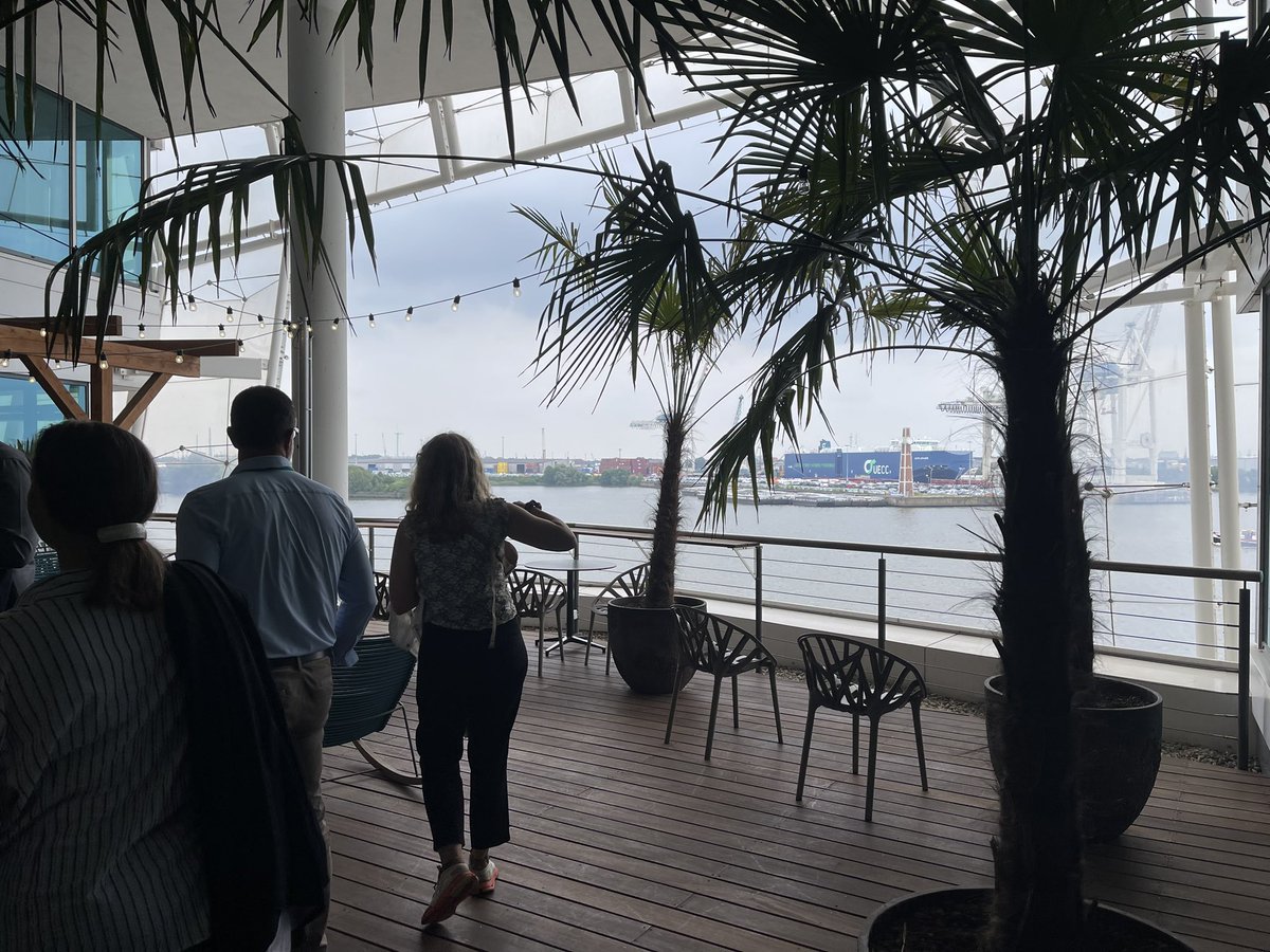 OliverBialas's tweet photo. Hamburg hat nicht nur nen geilen Hafen sondern auch coole „Treppenhäuser“ (ok, untertrieben ;) und workspace-Terrassen. Danke an @XING_de und New Work für den Tag und insights https://t.co/42fjYpi94s