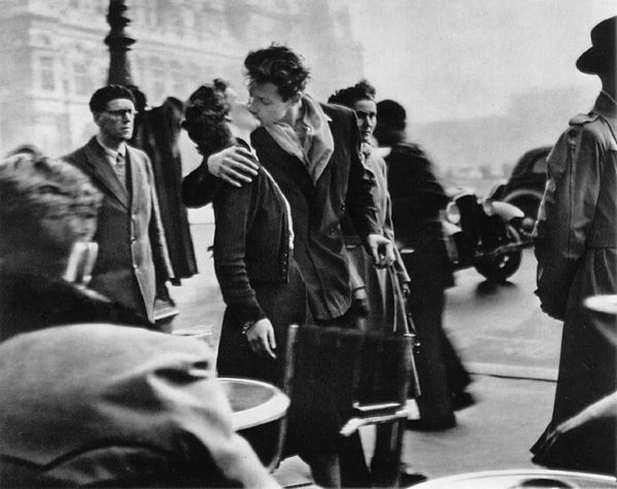 But beware, Love strikes when you least expect.
No need to blame Vulcan if you're on fire,
Nor Adonis to explain your desire:
Love alone decides when you lose your mind

#LouiseLabé (c1524 - 1566)#BookWormSat

The Kiss by the Hôtel de Ville:Robert Doisneau📷© kait jarbeau/Flickr