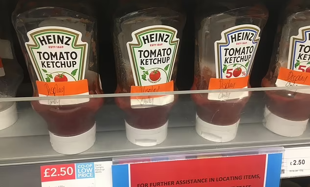 PolitlcsUK's tweet photo. 🚨 | NEW: Supermarkets are now showing "display-only" used bottles of ketchup to deter rising theft amid the cost-of-living crisis https://t.co/BfV5uLapBr