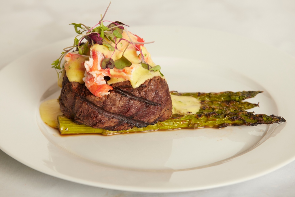 IdentityMediaPR's tweet image. Experience the extraordinary at @noma.beach 🌅✨

Immerse yourself in a culinary journey curated by renowned celebrity chef @donatellaarpaia, as she brings her signature coastal Italian cuisine to life 🍽✨