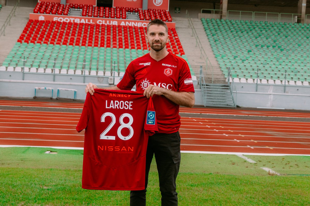 FCAnnecy's tweet photo. Petit coup d'👁️ sur notre première recrue, au Parc des Sports 😍

#GoReds https://t.co/w3ggwcb0KU
