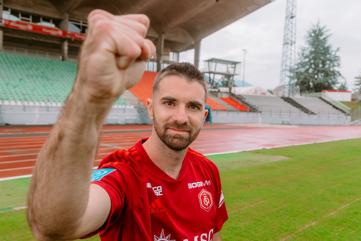 FCAnnecy's tweet photo. Petit coup d'👁️ sur notre première recrue, au Parc des Sports 😍

#GoReds https://t.co/w3ggwcb0KU
